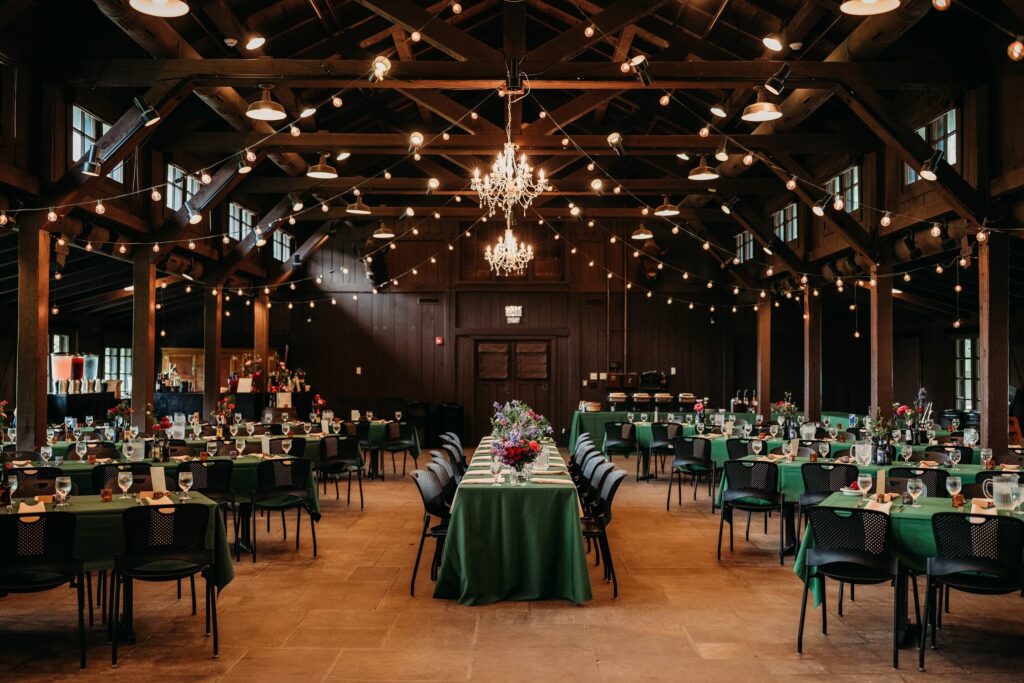 Reception room decor at happy days lodge venue in ohio